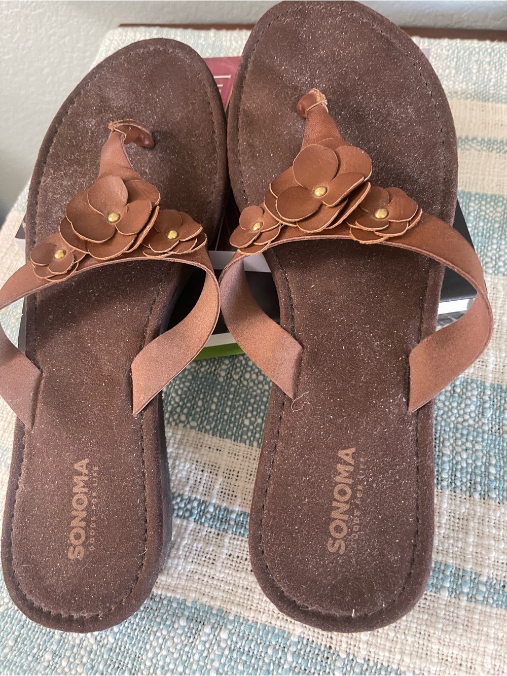 Sonoma Goods For Life Cocoa Brown Upper Triple Florals w Gold Stud Center Sz 8